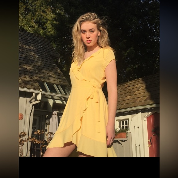 Aritzia wrap dress with flattering ruffle edging. Size 6 in butter yellow - Picture 2 of 6